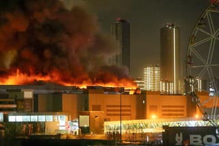Masívny plameň nad horiacou budovou koncertnej sály Crocus City Hall v západnej časti Moskvy 22. marca 2024.
