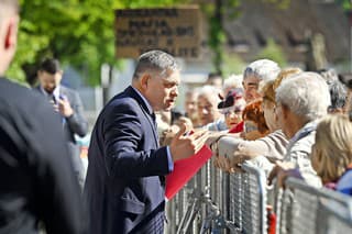 Robert Fico sa len pár hodín pred osudným momentom vítal so svojimi priaznivcami.