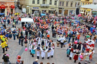 Na Hlavnej ulici tancovalo karičku 584 účastníkov.