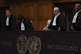 Predsedajúci sudca Naváf Salam (uprostred) stojí pred čítaním nariadenia na zasadnutí Medzinárodného súdneho dvora (ICJ) v holandskom Haagu.