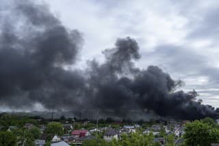 Dym stúpa po ruskom útoku v Charkove na Ukrajine 17. mája 2024.