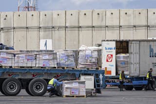 Na archívnej snímke zo 14. marca 2024 nákladné autá s humanitárnou  pomocou pre Pásmo Gazy