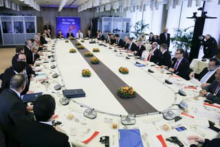 Summit prerušili a pokračujú v menších skupinových rokovaniach.