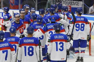 Slovenskí hokejisti po prehre s Lotyšskom.