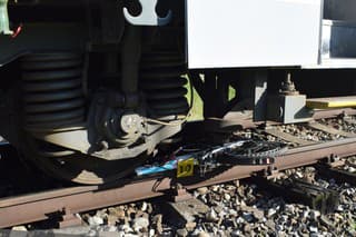 Na železničnom priecestí v meste Podolínec došlo k zrážke osobného vlaku a cyklistky. 