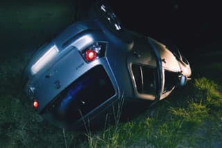 Opitý vodič skončil po nehode v obci Lutila v priekope.