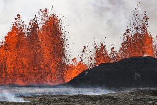Na snímke sopka po výbuchu chrlí lávu v Grindavíku na Islande v stredu 29. mája 2024.