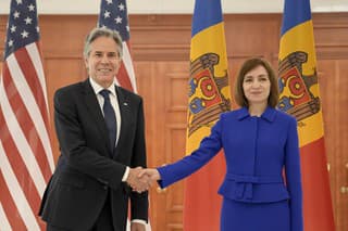Na snímke zľava americký minister zahraničných vecí Antony Blinken a moldavská prezidentka Maia Sanduová počas stretnutia v moldavskom Kišiňove 29. mája 2024.
