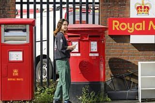 Royal Mail funguje viac ako 500 rokov a v súčasnosti zamestnáva približne 150-tisíc ľudí.
