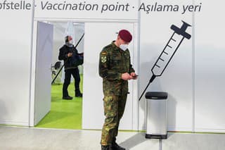 Vojak nemeckých ozbrojených síl (Bundeswehr) stojí pred vakcinačným centrom.