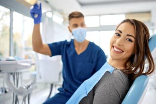 Ak chcete zabrániť vzniku zubného kazu, minimalizujte výskyt baktérií v ústnej dutine a tvorbu kyselín.