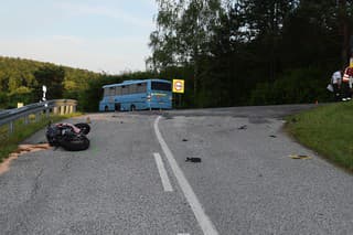 Vážna dopravná nehoda autobusu a motorkára na ceste I/9 pri obci Brezolupy skončila tragicky.
