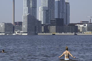 Žena si užíva teplý deň počas kúpania na pláži Kivinokka v Helsinkách v utorok 28. mája 2024.
