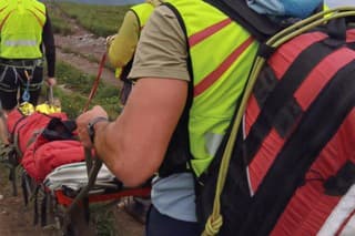 Horskí záchranári pomáhali na malofatranskom hrebeni zranenej turistke.