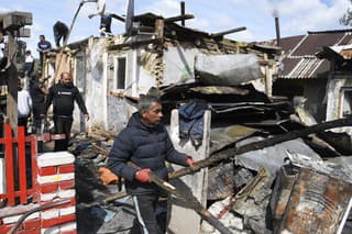 Požiar zničil 9 obydlí a o strechu nad hlavou prišlo takmer 50 ľudí. 