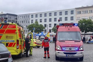 Policajti a hasiči po incidente na námestí Marktplatz v nemeckom Mannheime 31. mája 2024.