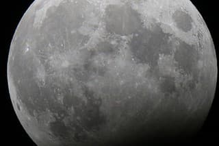 Čitateľ Luděk odfotil čiastočné zatmenie mesiaca z obce Štvrtok.