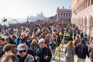 Benátky denne navštívia tisícky turistov (ilustračné foto).