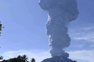 Na snímke výbuch sopky Ibu v indonézskej provincii Severné Moluky v pondelok 13. mája 2024.