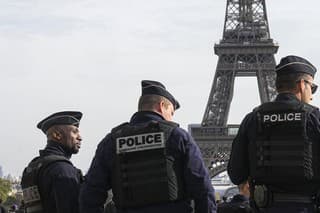 Po náleze rakiev pri Eiffelovej veži zadržala polícia tri osoby.