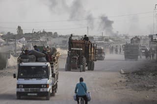 Palestínčania utekajú z Rafahu, na juhu pásma Gazy 28. mája 2024 počas izraelskej pozemnej a leteckej ofenzívy.