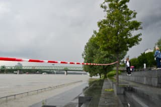 Zvýšená hladina rieky Dunaj na Nábreží Eurovea v Bratislave
