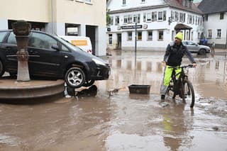 Silné nepretržité dažde spôsobili cez víkend na juhu Nemecka záplavy, miestami mimoriadneho rozsahu.