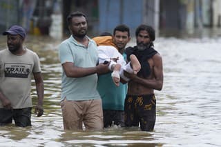 Záplavy a zosuvy pôdy na Srí Lanke si vyžiadali obete.