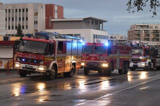 Hasičské autá pred Detskou fakultnou nemocnicou (DFN) v Košiciach v utorok 4. júna 2024. 