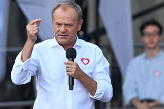 Poľský premiér Donald Tusk gestikuluje počas zhromaždenia pred blížiacimi sa voľbami do Európskeho parlamentu (EP) vo Varšave v utorok 4. júna 2024.
