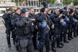Nemeckí policajti vzdávajú úctu svojmu kolegovi, ktorý zomrel na následky zranení v nedeľu 2. júna 2024. 