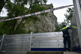 Na snímke protipovodňové zábrany pod hradom Devín 4. júna 2024 v Bratislave.
