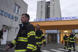 Na snímke hasiči pred Detskou fakultnou nemocnicou (DFN) v Košiciach v utorok 4. júna 2024