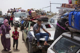 Palestínčania utekajú z Rafahu po izraelskej pozemnej a leteckej ofenzíve

