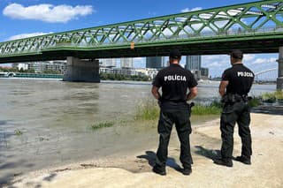 Polícia očakáva v najbližších hodinách vyliatie Dunaja aj na Tyršovom námestí.