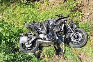 Vodičku motocykla po nehode na Orave previezli vrtuľníkom do nemocnice.