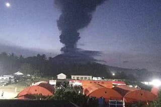 Na snímke sopka Ibu počas erupcie na ostrove Halmahera v Indonézii v utorok 4. júna 2024. 