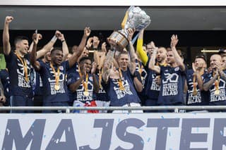 Na snímke futbalisti Slovana Bratislava počas osláv majstrovskej trofeje.