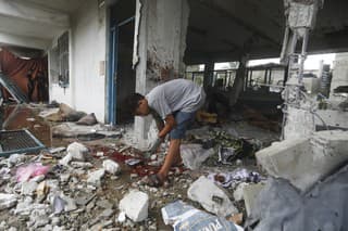 Na snímke následky izraelského útoku na školu spravovanú OSN, pri ktorom zahynulo niekoľko desiatok ľudí v utečeneckom tábore.