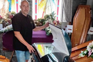 Majiteľ pohrebníctva Róbert ukazuje na jednu z najdrahších truhiel na pohreb . 2 500 €