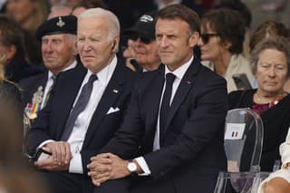 Francúzsky prezident Emmanuel Macron (vpravo) a americký prezident Joe Biden.