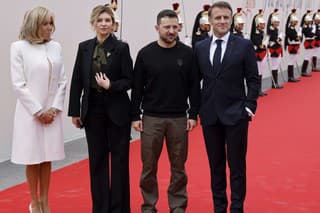 Francúzsky prezident Emmanuel Macron (vpravo) víta ukrajinského prezidenta Volodymyra Zelenského (druhý sprava) a Brigitte Macronová (vľavo) Olenu Zelenskú (druhá zľava).