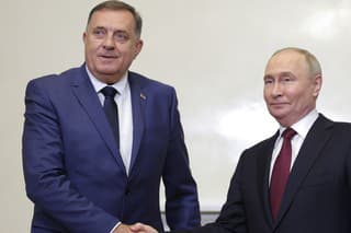 Na snímke sprava ruský prezident Vladimir Putin a politický líder bosnianskych Srbov Milorad Dodik.