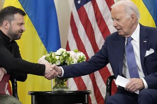 Ukrajinský prezident Volodymyr Zelenskyj (vľavo) a americký prezident Joe Biden sa zdravia počas stretnutia v Paríži.