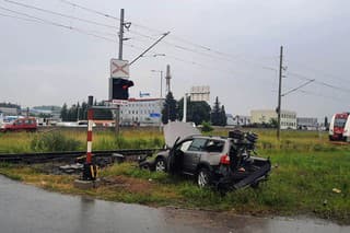 Nehoda osobného vlaku a auta, ku ktorej došlo v piatok ráno v úseku medzi Prešovom a Drienovskou Novou Vsou.