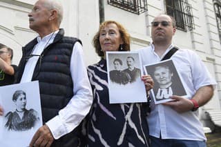 Ceremoniálne ukladanie Kameňov zmiznutých pre obete nacistov pred kaštieľom v Budimíri