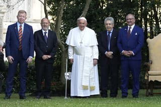 Pápež František v piatok privítal vo Vatikánskych záhradách izraelského a palestínskeho veľvyslanca, aby sa modlili za ukončenie vojny v Pásme Gazy.