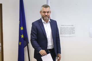 Na snímke zvolený prezident Peter Pellegrini vkladá obálku s hlasovacím lístkom do volebnej schránky.