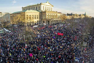 Na snímke ľudia sa zhromažďujú počas demonštrácie proti pravicovému extrémizmu vrátane strany Alternatíva pre Nemecko 