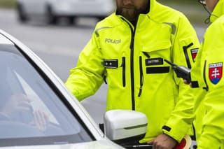 Policajti si v rámci celoslovenskej akcie posvietia na vodičov.